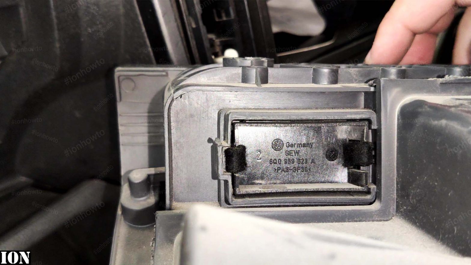 Replace GloveBox on VW Polo 9N Mk4 ION HowTo