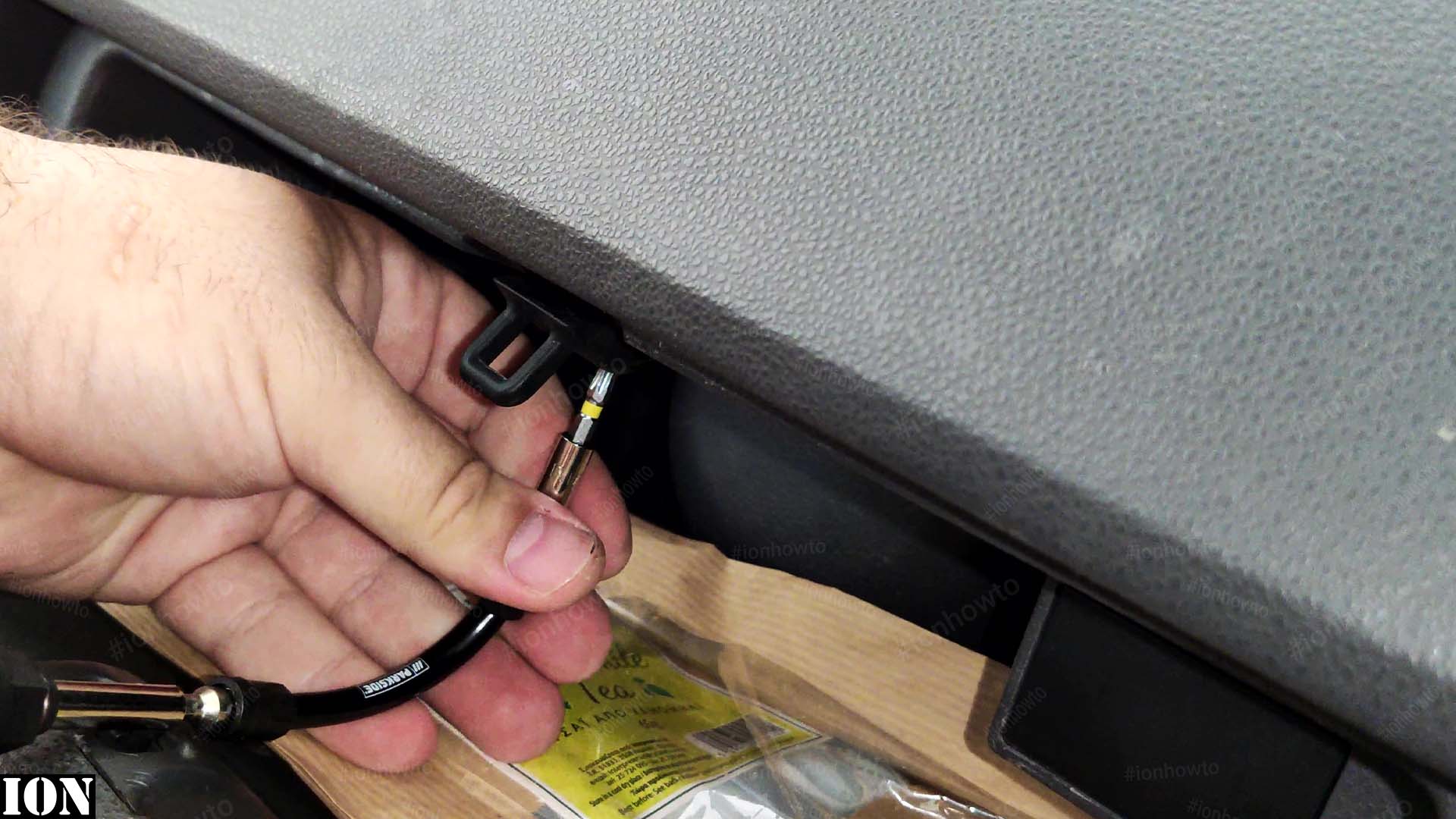 VW Polo 9N Mk4 Glovebox remove T20 Torx 20 screws