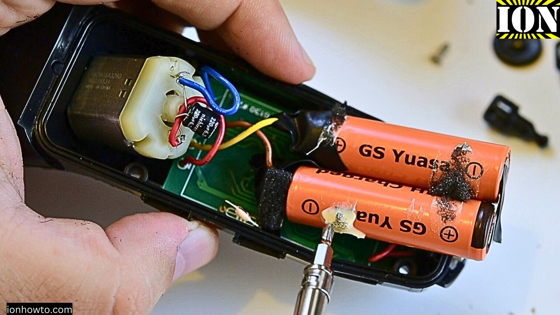How to Replace Batteries in a Remington Electric Shaver