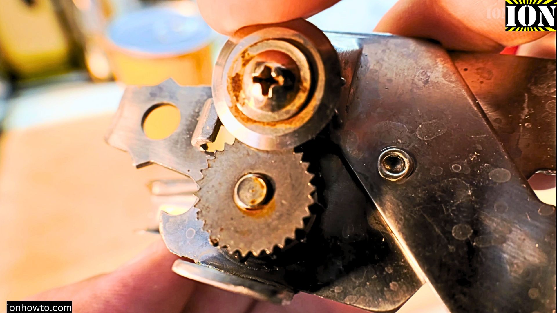 How to use a can opener the correct way