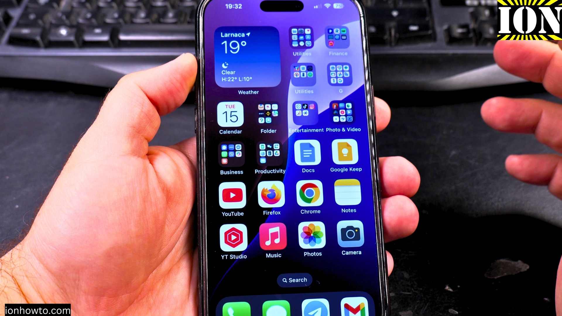 iPhone 16 Pro Max iOS 18.4.1 Home Screen
