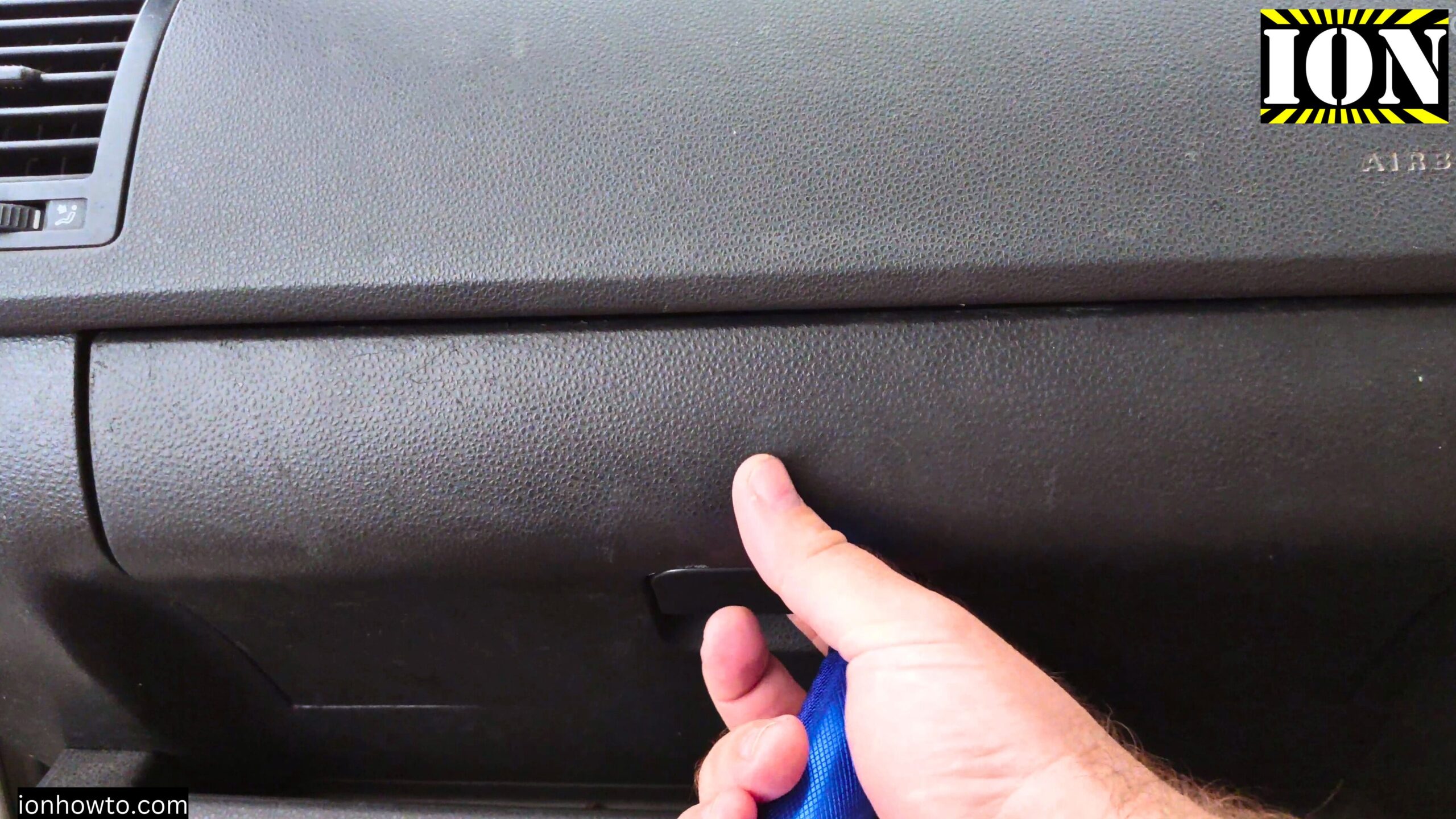 Glove Box stuck closed VW Polo Mk4 9N