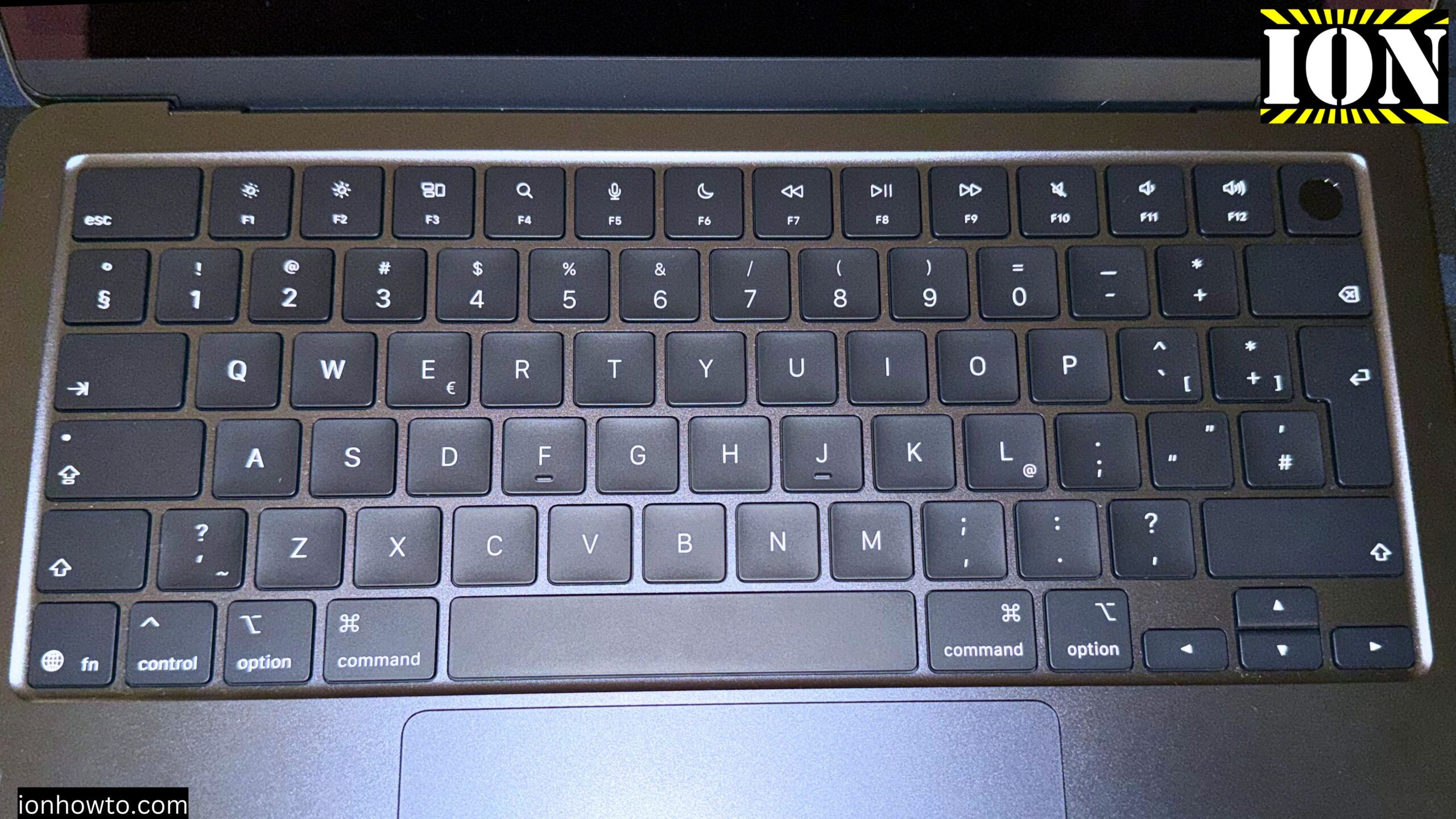 MacBook Air M5 13 inch Midnight After Replacing Keycaps from ISO Super Kit